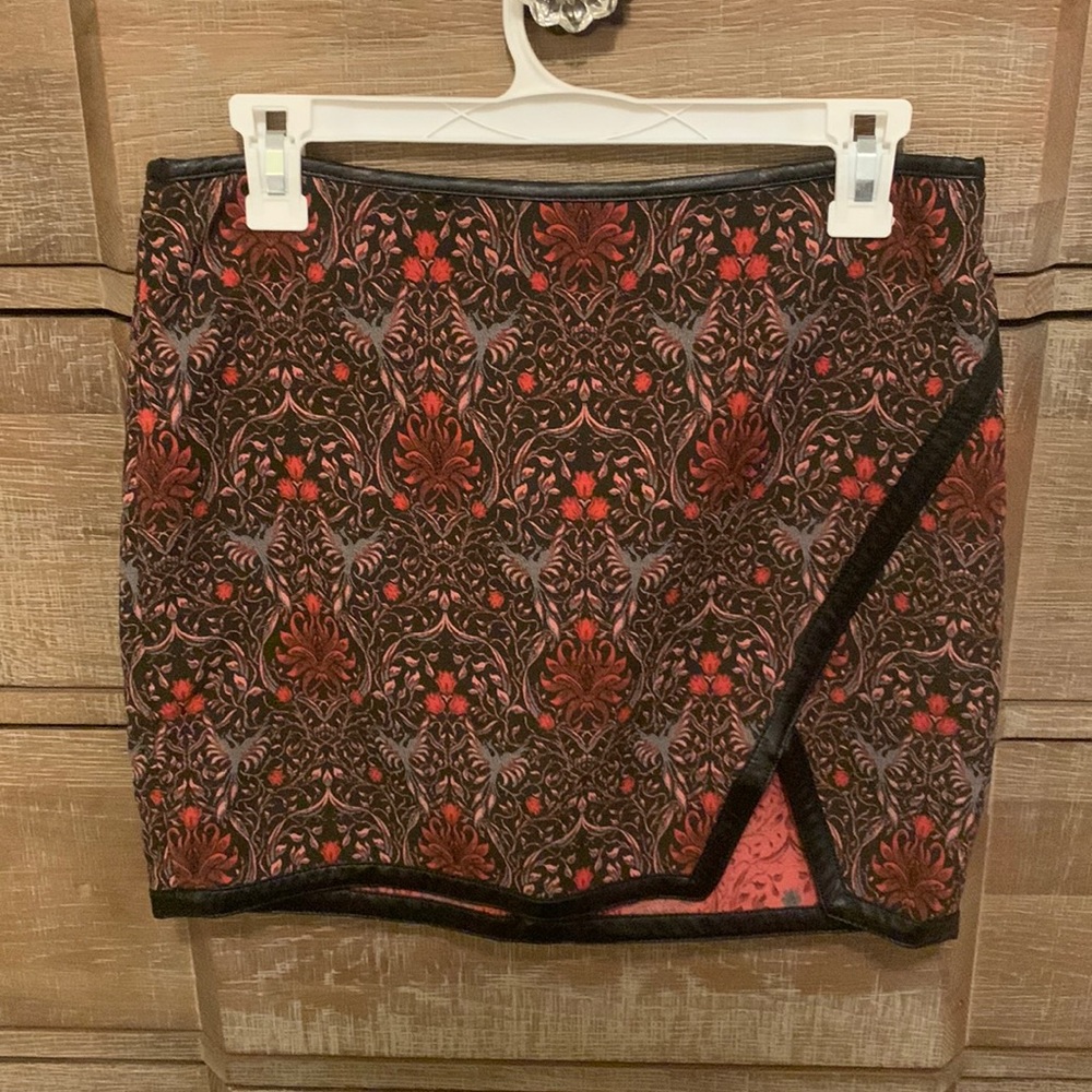 Express Patterned Mini Skirt - Picture 2 of 4